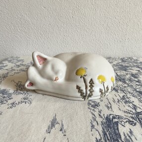 白猫とたんぽぽの蓋もの