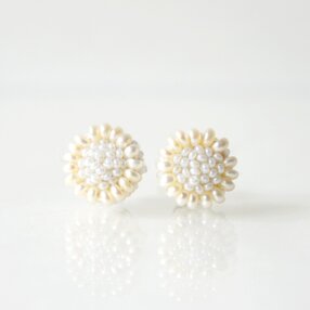 【tiny-pearl flower】アンティークビーズ刺繍+淡水パールピアス