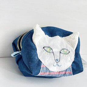 目ヂカラ白猫のポーチ