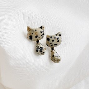 ぷっくりベージュ、黒斑模様 揺れる猫 天然石ダルメシアンジャスパー 2way 体揺れるピアス