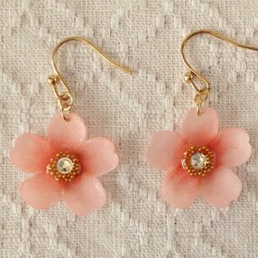 染め花を樹脂加工した桜のぶら下がりピアス(ピンク)