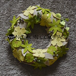 粒たちの世界」三日月【yellow】№1 クリスマスの三日月リース№1