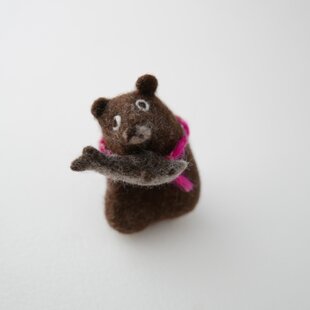 羊毛フェルト 小さなピンクに染まったマルチーズハートには小さなクマ