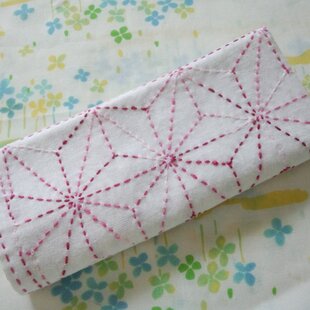 バラの立体的な刺繍をした小さなリネンクロス | iichi 日々の暮らしを