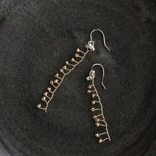 チェコビーズが揺れる☆しずくとガラスビーズのプチジャラジャラピアス