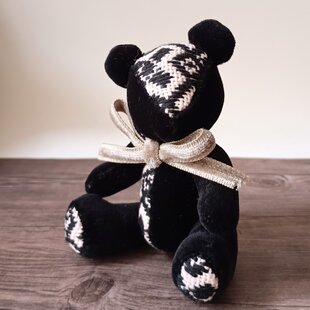 黒のテディベア マフラー・付ピンバッジき(有名作家もの) こぎん刺しのテディベアS 総刺しこぎんクマ 桜の街 | iichi 日々の