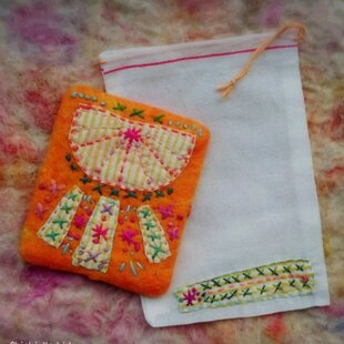 手かがみ ぴかぴかの太陽（オレンジ 太陽 羊毛フェルト インド綿 刺繍