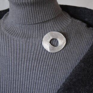 手刺繍ブローチ「パイナップル」 | iichi 日々の暮らしを心地よくする