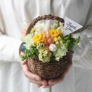 プリザーブドフラワー緑の薔薇9輪とかすみ草の花束 | iichi 日々の