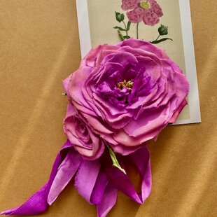 染め布花☆シックな薔薇のブローチ | iichi 日々の暮らしを心地よく