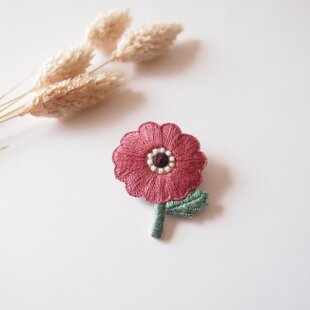 モコ花　刺繍ブローチ　薄ピンク×ネイビー生地 受注制作］アネモネ一輪の刺繍ブローチ（pink） | iichi 日々の暮らし