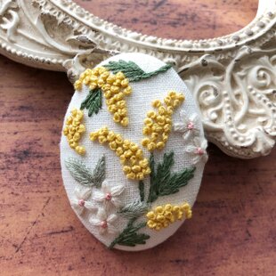 ハチとミモザ　刺繍ブローチ 刺繍キット】ミモザのブローチ | iichi 日々の暮らしを心地よくする