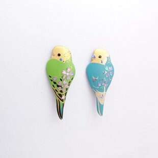 見返りセキセイインコ(金)桜螺鈿 漆ブローチ | iichi 日々の暮らしを