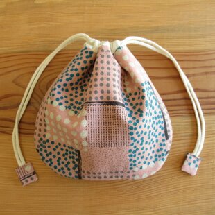 花刺繍の巾着～花とサクランボ～ | iichi 日々の暮らしを心地よくする