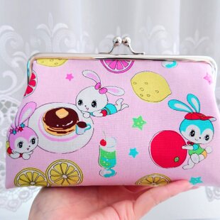 ハンドメイド★国産ビーズ刺繍★手編み★がま口財布★和柄★ピンク 紫 昭和レトロ 送料無料】ビーズ編みがま口財布 ピンクグラデーション三角模様