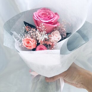 ピンクローズとミニ薔薇とかすみ草のふんわり花束（プリザーブド