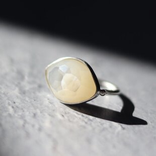 ボルダーオパール 3.214ct ミル打ち グリーンとブルーの星雲 シルバー