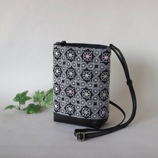 ステッチとアップリケのバッグC | iichi 日々の暮らしを心地よくする
