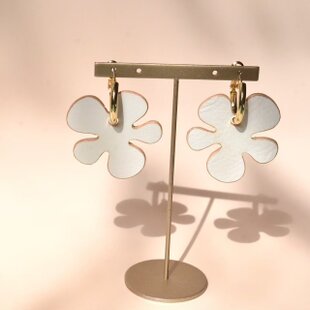 チェコビーズが揺れる☆しずくとガラスビーズのプチジャラジャラピアス