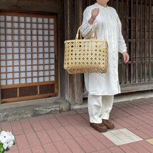 一閑張りのバッグ（椿柄 赤） | iichi 日々の暮らしを心地よくする