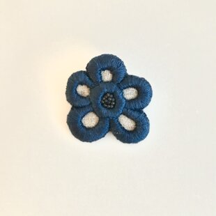 手刺繍ブローチ「パイナップル」 | iichi 日々の暮らしを心地よくする