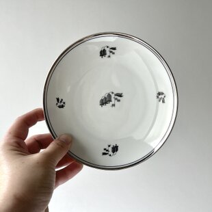 三田青磁 陽刻草花文八角小皿 | iichi 日々の暮らしを心地よくする