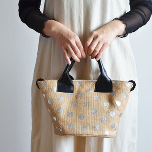 うさぎの手刺繍☆2wayにもなるハンドルトートバッグ | iichi 日々の