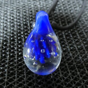 桜のとんぼ玉（ガラス玉）ネックレス／水色×青 | iichi 日々の暮らしを