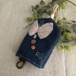 専用　ミナペルホネン刺繍ブローチ、キーケース　ハンドメイド♪ ハンドメイド☆ミニキーケース 紺ミナペルホネン蝶々 | iichi 日々の