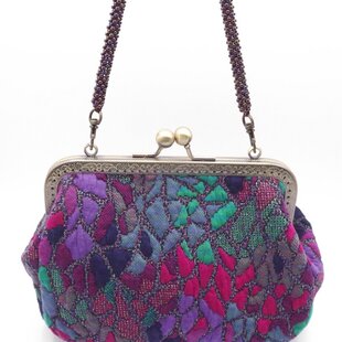 ハンドメイド　手刺繍　がま口ポーチ☆ きょうかです 受注制作】手刺繍のがま口ポーチ『鳥と草花』角型 | iichi 日々の