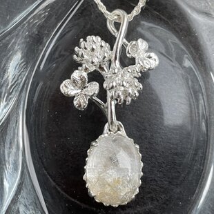 ホワイトハーツ＆シルバービーズ・SVワイヤーチョーカーネックレス