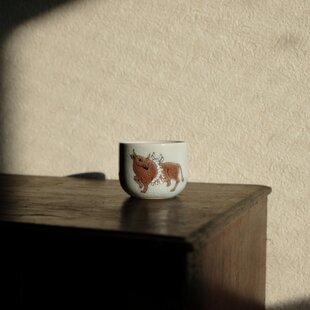 座り込む猿（申）◇九谷焼 色絵金彩猪口 昭和レトロ 干支 酒器