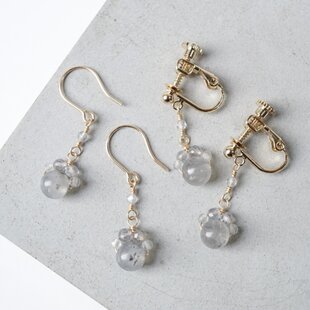 ホワイトパール×リボンキャッチピアス | iichi 日々の暮らしを
