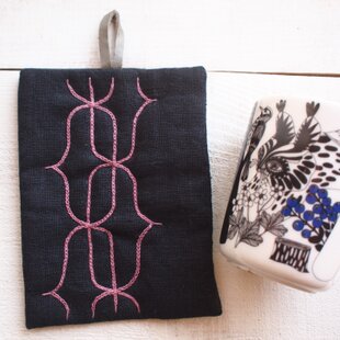 アイヌ刺繍の鍋つかみ 黒リネンにエメラルドグリーンの糸 | iichi 日々