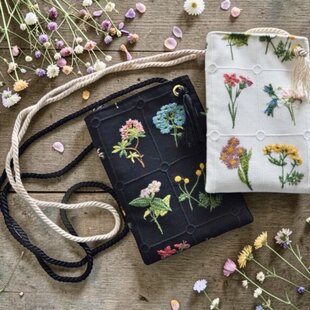 アイヌ紋様　刺繍 ポシェット サコッシュ ネイビー　スマホショルダー アイヌ文様 両面刺繍 厚地黒リネンにムラ染め糸で ポーチ・小さな