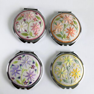 花刺繍のコンパクトミラー・四色展開 | iichi 日々の暮らしを心地よく