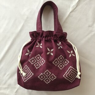 キルティング花柄刺しゅうの巾着型丸底バッグ | iichi 日々の暮らしを