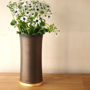 梅と斜線模様の壺（花器） | iichi 日々の暮らしを心地よくする