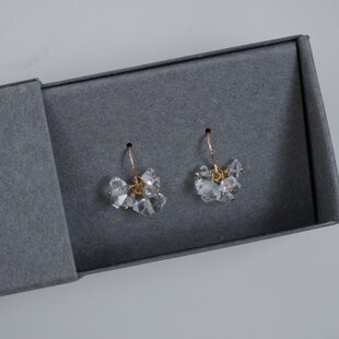 チェコ・ダガーのじゃらじゃらピアス 春っぽい | iichi 日々の暮らしを