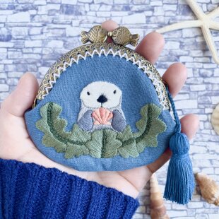 手刺繍のがま口『鳥と草花』財布・ポーチ【受注生産】 | iichi 日々の