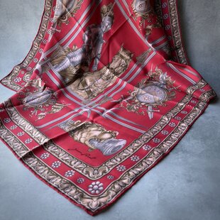 Baccara 天然シルクビンテージスカーフ オーギュスト・ルノワールモチーフ 294 ヴィンテージ ジャン・パトゥ シルクスカーフ「赤の騎士と紋章
