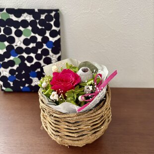 スモークツリーとライスフラワー、スターチスを使った素朴で涼しげな