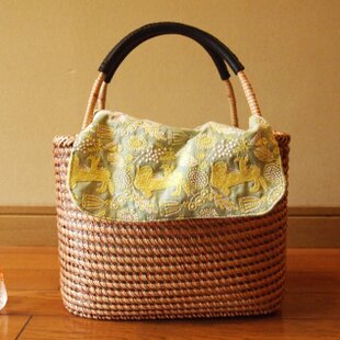 手刺繍☆楽器☆あおりがま口バッグ | iichi 日々の暮らしを心地よく