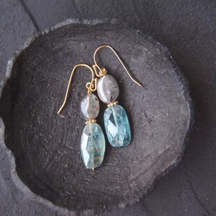 1717 ラブラドライト×カイヤナイトのピアス Kyanite × Labradorite Bicolor Earrings／カイヤナイト
