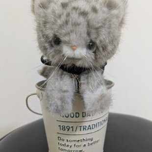 灰色のふさふさ仔猫 ぬいぐるみ 海外作家様 ハンドメイド ねこ テディベア リサ・ラーソン ペッパー(ネコ)【ぬいぐるみM/S/マスコット】 – nipopo