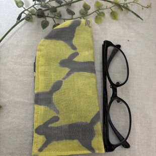 手刺繍の花の眼鏡ケース（S字デザイン） | iichi 日々の暮らしを