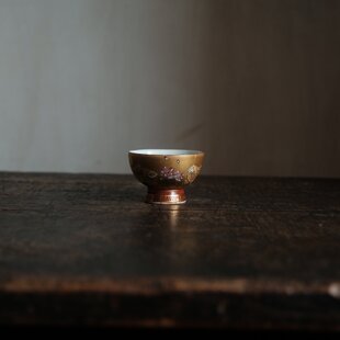2匹の鶉が可愛い◇草花と流水。九谷焼 花鳥紋色絵金彩猪口 酒器 器