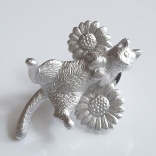 ごろん猫ピンブローチ（マットシルバー） | iichi 日々の暮らしを