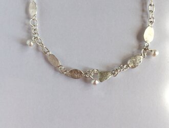 白い実ブレスレットの画像