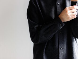 パウダー糸エアミルドウールシャツ/size1/charcoal grayの画像